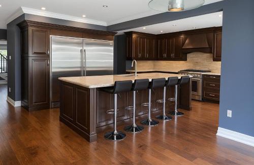 Whitby House | Luxury home 4BR, Pool, & 5 Mins to 401