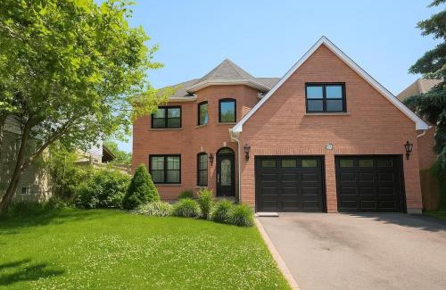 Whitby House | Luxury home 4BR, Pool, & 5 Mins to 401