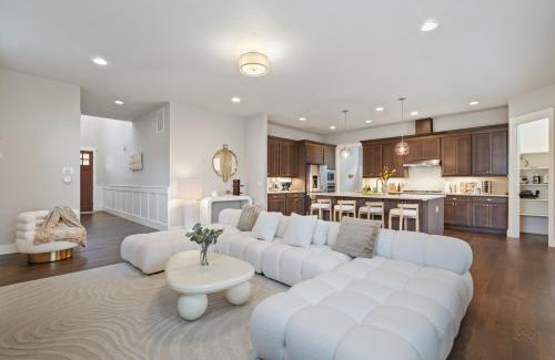 Bethany House | Luxury Home, 5BR, 4BT, Near Portland DT, Game Room, Nature Trails