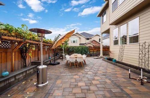 Bethany House | Luxury Home, 5BR, 4BT, Near Portland DT, Game Room, Nature Trails
