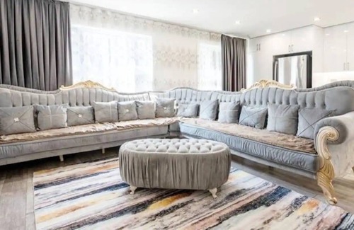 St. Catharines House | Luxury Home by the Lake [5 Bedrooms & 2 Baths]