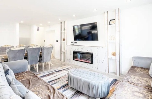 St. Catharines House | Luxury Home by the Lake [5 Bedrooms & 2 Baths]