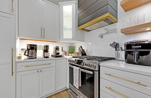 Friendly House | Luxury home for the whole family: Game room, sauna, covered patio and huge yard.