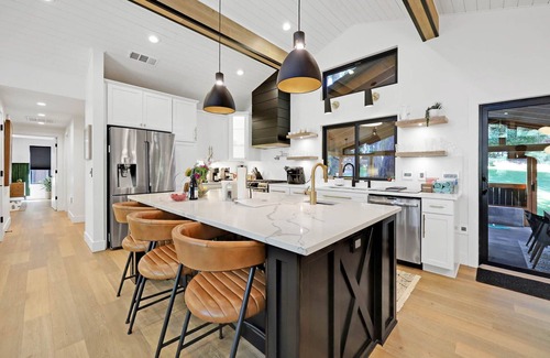 Friendly House | Luxury home for the whole family: Game room, sauna, covered patio and huge yard.