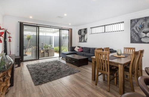 Christies Beach House | Luxury home in Christies Beach with King Bed, NBN, Netflix, 3Bed 2Bath