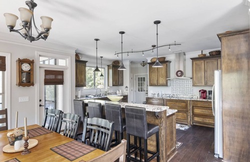 Leesville House | Luxury Home in Quiet Cove-SUPs Kayaks BBall Arcade