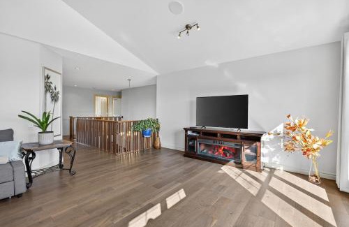 Panorama Hills House | Luxury Home with 5 BR, 9 Beds, 4BA, sleep 12, AC, Crib