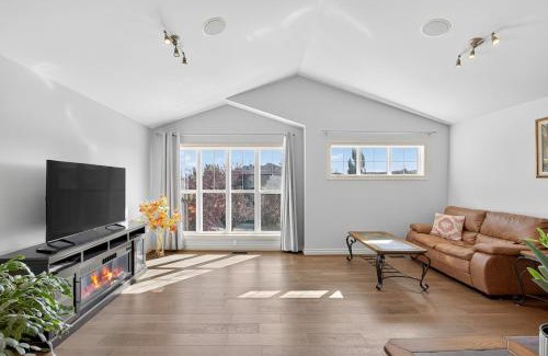 Panorama Hills House | Luxury Home with 5 BR, 9 Beds, 4BA, sleep 12, AC, Crib