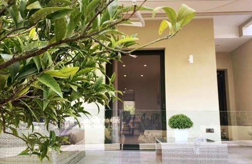 Akovitika Apartment | Luxury Home with Garden in the Suburbs