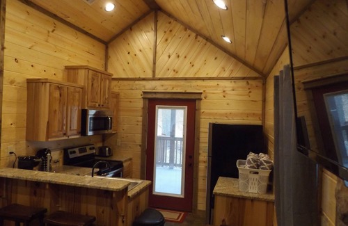 Broken Bow Cabin | Luxury Honeymoon Cabin Bear Bottoms, Hot Tub, Hammock, Wifi, Indoor fireplace