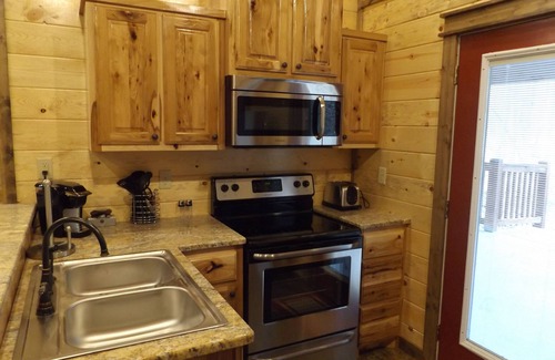 Broken Bow Cabin | Luxury Honeymoon Cabin Bear Bottoms, Hot Tub, Hammock, Wifi, Indoor fireplace