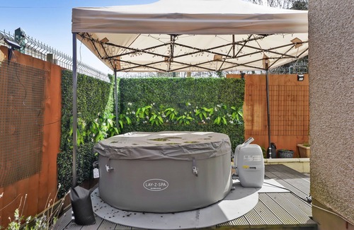 Barrow Gurney House | Luxury House in Bristol with Hot Tub - Sleeps 10