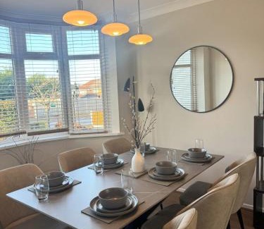 Sheldon House | Luxury House sleeps 8 - Ideal for Solihull NEC - Work and Family Groups