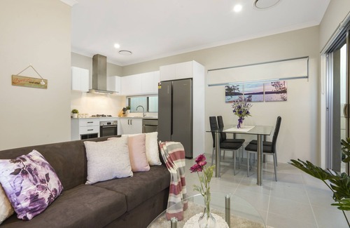 Balga House | Luxury House. Well Equipped. Close to parks/shops & 10 minutes to the beach