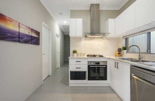 Balga House | Luxury House. Well Equipped. Close to parks/shops & 10 minutes to the beach