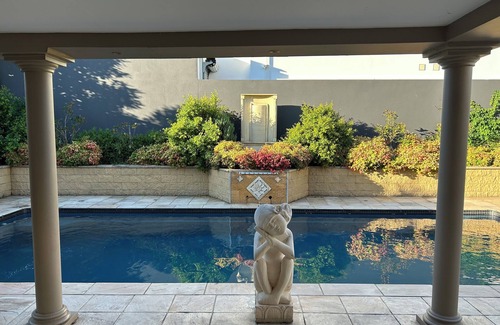 Essendon House | Luxury house with 5 bedrooms, pool and spa