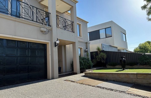 Essendon House | Luxury house with 5 bedrooms, pool and spa