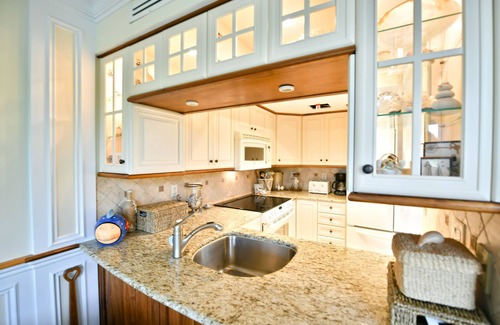 Safety Harbor Club House | LUXURY ISLAND RENTAL/CLUB w/POOL, KAYAKS, 3BR PRIV BEACH ACCESS, BOAT DOCK AVAIL