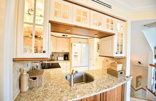 Safety Harbor Club House | LUXURY ISLAND RENTAL/CLUB w/POOL, KAYAKS, 3BR PRIV BEACH ACCESS, BOAT DOCK AVAIL
