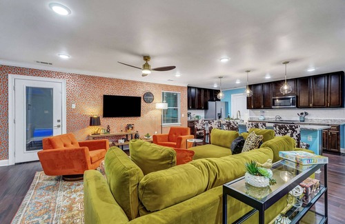 Talahi Island House | Luxury Island Home– Pool, King Bed, Near Downtown!