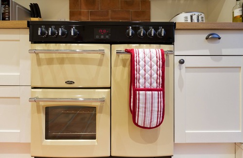 Stoke Ash Cottage | Luxury: Jacuzzi and Swedish sauna at dog friendly chocolate box cottage