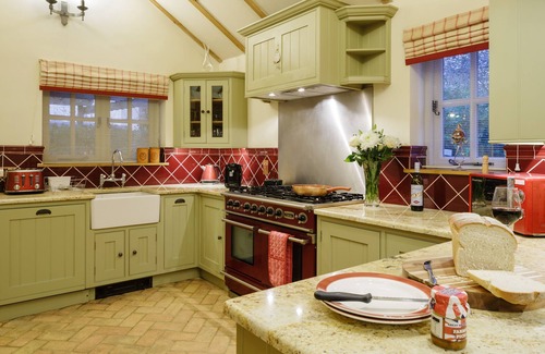Stoke Ash Cottage | LUXURY: JACUZZI, SAUNA, FIREPLACE, DOGS WELCOME