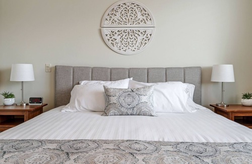 Foothills House | Luxury King Bed Suite with Gym