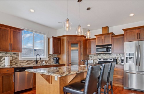 Foothills House | Luxury King Bed Suite with Gym