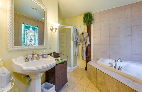 Carter Riverside House | Luxury KING bed & WHIRLPOOL FOR TWO.2nd room with queen bed