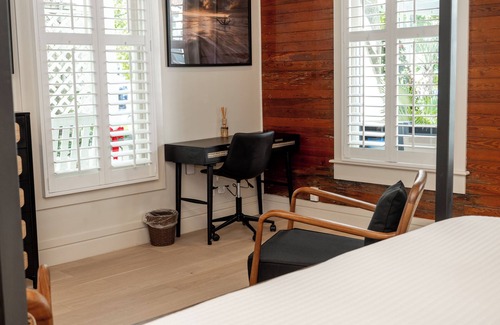 Historic Seaport Hotel | Luxury King Studio - Come Hide