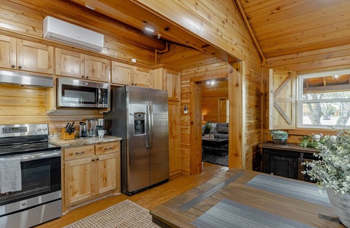 Lavon House | Luxury Lady Bird Cabin at Historical Farm