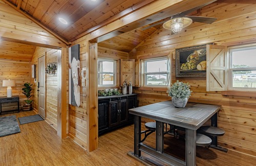 Lavon House | Luxury Lady Bird Cabin at Historical Farm
