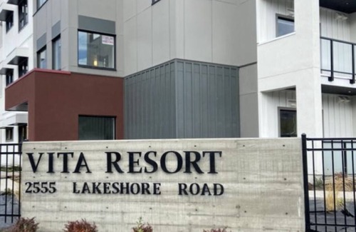 Vernon Apartment | Luxury Lake Escape - beach condo with lake access, pickleball and heated pool!