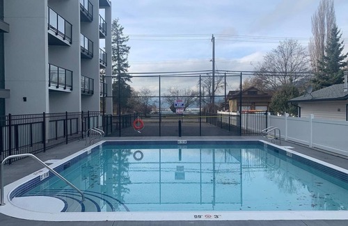 Vernon Apartment | Luxury Lake Escape - beach condo with lake access, pickleball and heated pool!