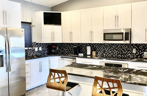 Lake Hamilton Condo | Luxury Lake Hamilton Condo w/180° Lakefront View-Main Channel, Central Location!