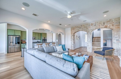 Spicewood House | Luxury Lakefront Home-Private Dock - Dipping Pool!