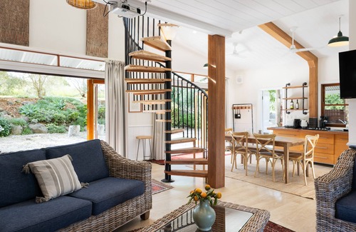 Wallis Lake House | Luxury lakefront Suite & Barn