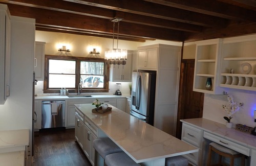 Streetman House | Luxury Lakehouse with Stunning Sunsets, a Private Spa, Home Gym, Gameroom & More