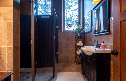 Minocqua Cabin | Luxury Lakeside Penthouse Lodge with Boatslip and Bunk Room!