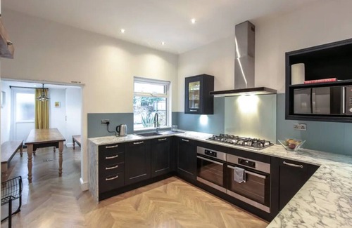Liverpool House | Luxury Liverpool Townhouse - 19 ppl Perfect for hens and friendly groups.