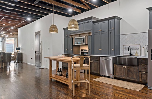 Paris Apartment | Luxury Living in the Heart of Downtown! Gorgeous living spaces and 2 bedrooms.