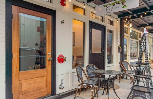 Paris Apartment | Luxury Living in the Heart of Downtown! Gorgeous living spaces and 2 bedrooms.