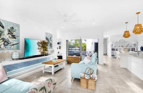 Birtinya House | Luxury Living with Heated Pool in Birtinya