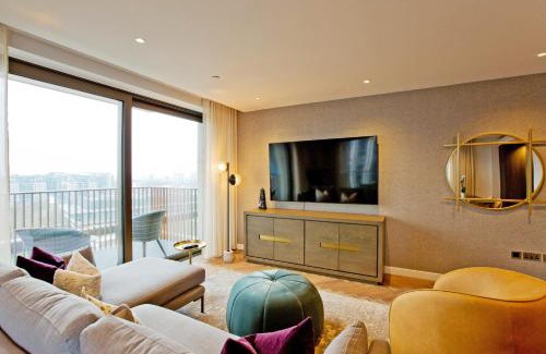 Paddington Apartment | Luxury Living with City Views with Pool and Gym AC