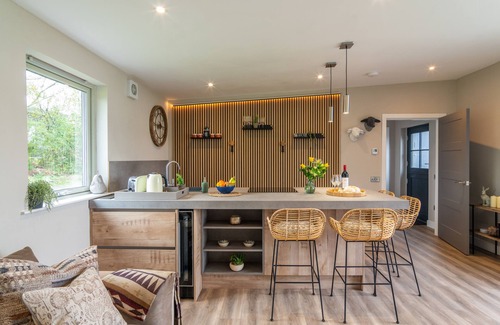 Buchlyvie Apartment | Luxury Lodge with deck, hot tub, mountain views