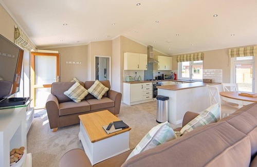 Diss Ski Chalet | Luxury lodge with one double with en suite shower and two twin.
