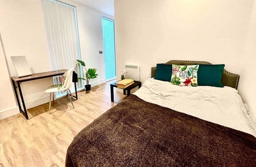 Hanger Hill Apartment | Luxury London New Modern Apartment next to Tube⭐️