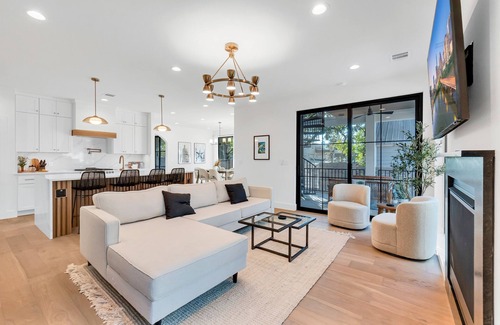 Blackshear-Prospect Hill House | Luxury Mansion | DT Austin | Pool | Game Room 5 BR
