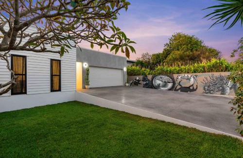 Yaroomba House | Luxury Modern 4 BR Pet Friendly Family Beach Home