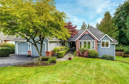 Sammamish Villa | Luxury, modern, Bright villa w/deck, back yard, fire pit